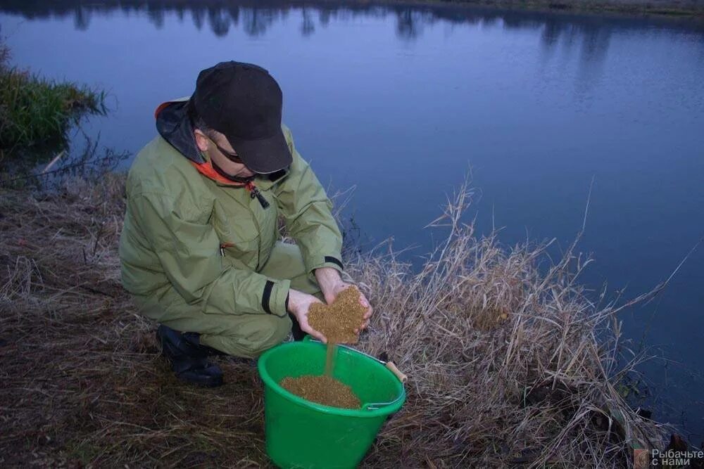 Вода для прикормки. Весенняя прикормка. Прикармливание рыбы. Прикормка для рыбалки. Прикормка на весну.