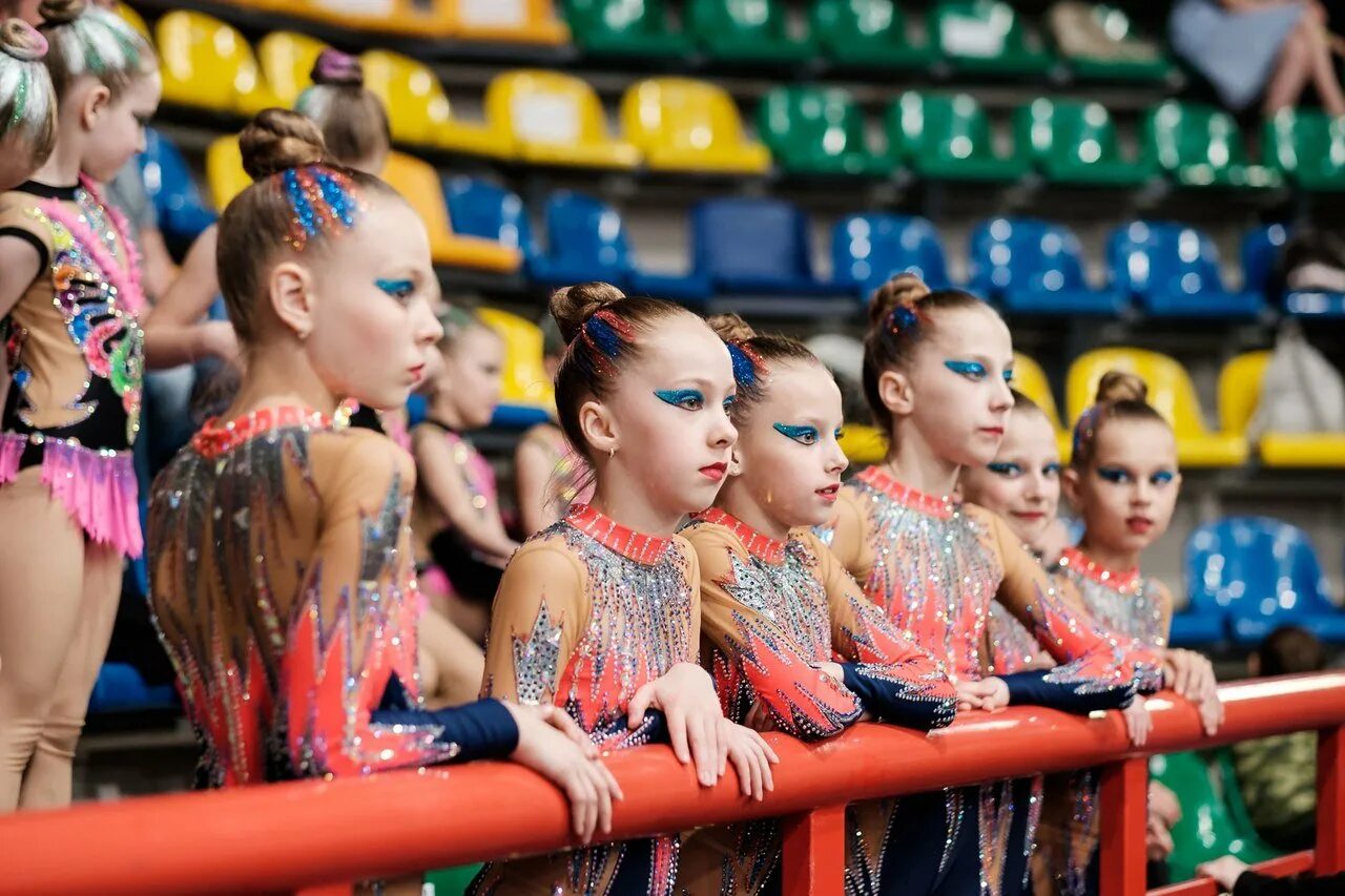 Макияж на соревнования художественная гимнастика. Что можно сделать на выступление. Прически на соревнования по фигурному катанию. Диамант амели эстетическая гимнастика. Что можно сделать на выступление.