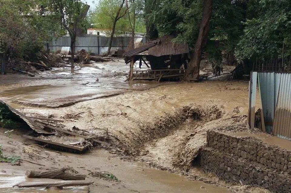 Природное сель. Сель в таджикистане. сель селевой поток. селевой поток таджикистан. сель в таджикистане 2015.