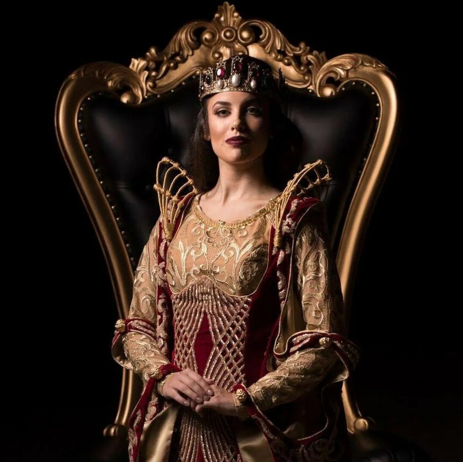 Царица быстро. Женщина на троне. царица на троне. королева на троне. образ средневековой дамы.