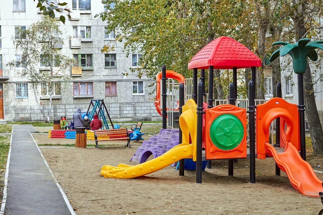Детские площадки можно ли гулять. Детские площадки во дворе. Детские дворовые площадки. Детская лазалка во двор. Площадка во дворе.