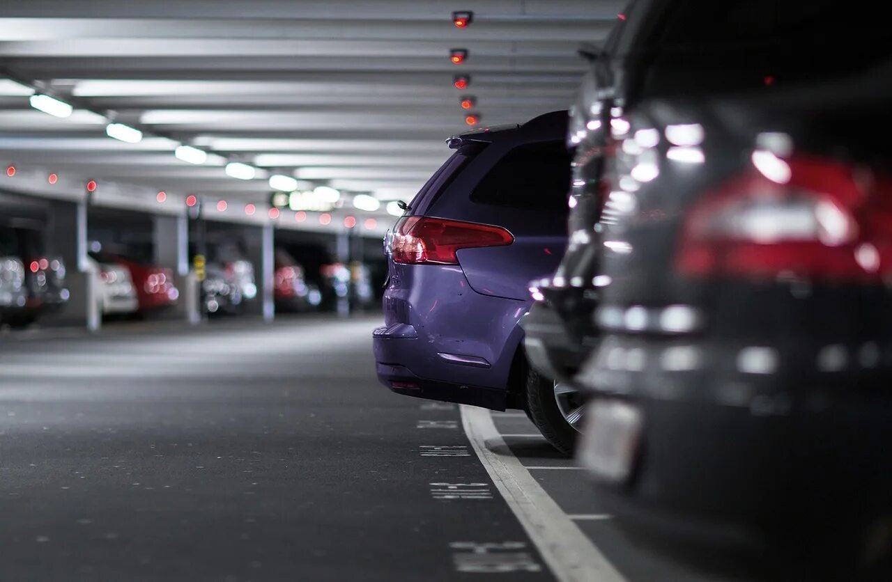 Closed parking. Паркинг. Машина на парковке. Подземный паркинг. Стоянка автомобилей.