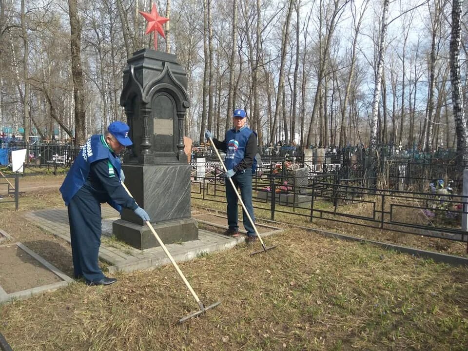 Дятловское кладбище сайт. Мальщинское кладбище Рассказово. Уборка на кладбище. Уборка мест захоронений. Расчистка кладбища.