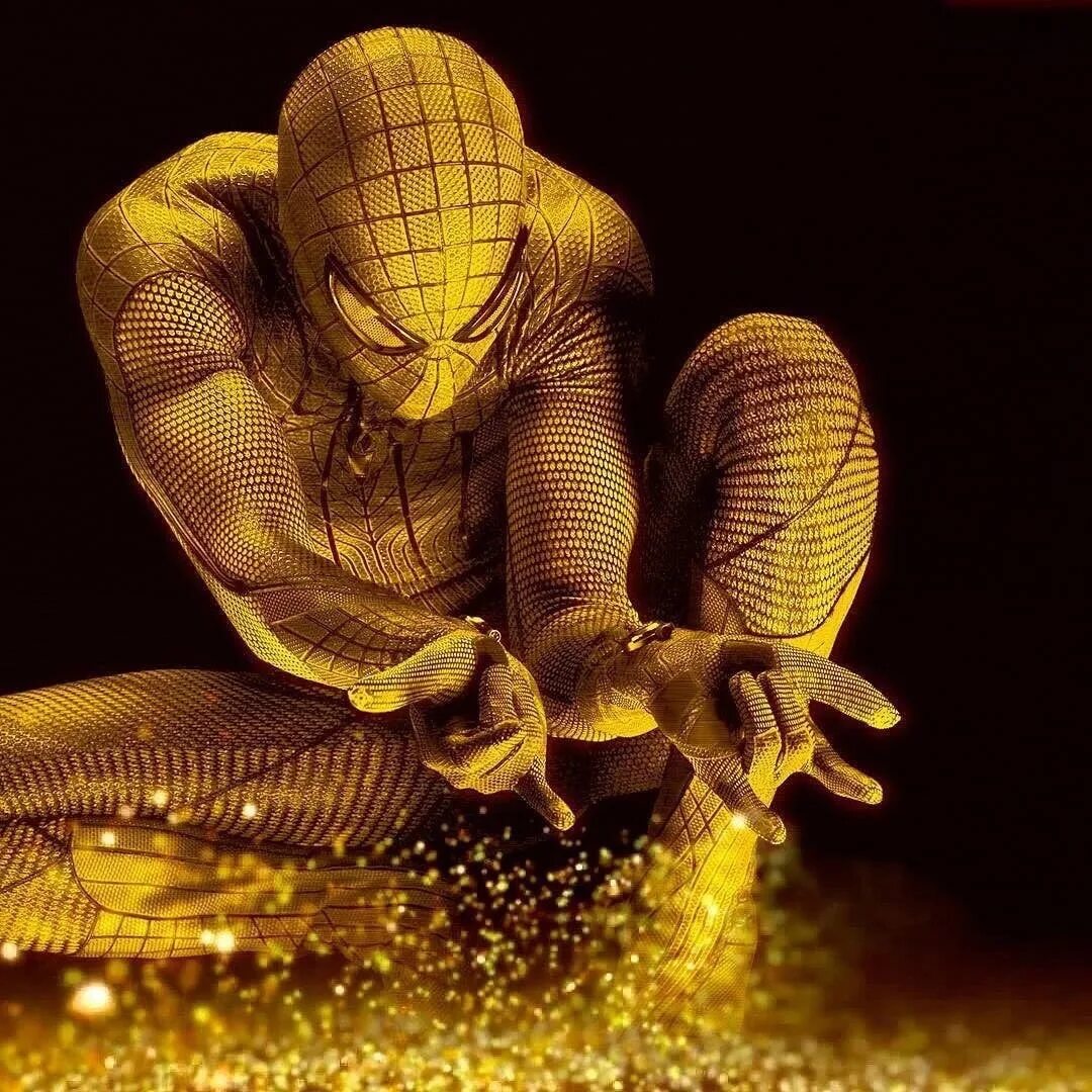 Чека пука. Золотой человек паук. Желтый человек паук. Золотые пауки. Человек паук зол.