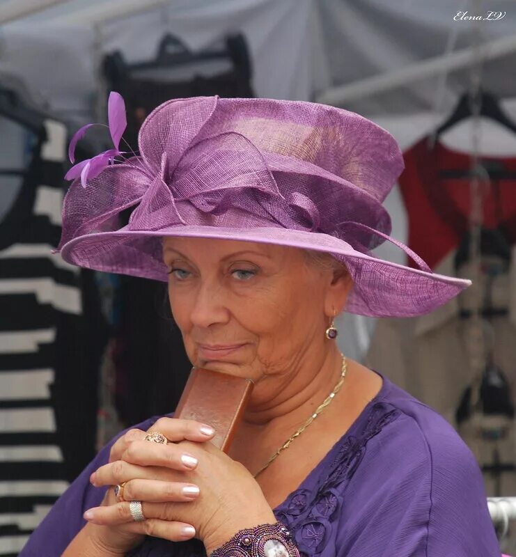 Шляпа старушки. Шляпки для пожилых женщин. Пожилая женщина в шляпе. Пожилая дама в шляпке. Старые шляпы для женщин.