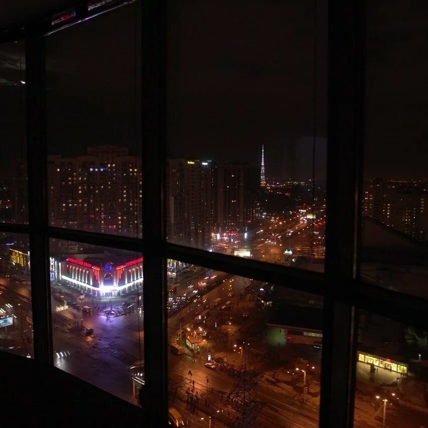 Огни москвы окна. Вид из окна ночью. ночная москва вид из окна. вечерняя москва вид из окна. вид с балкона на ночной город.