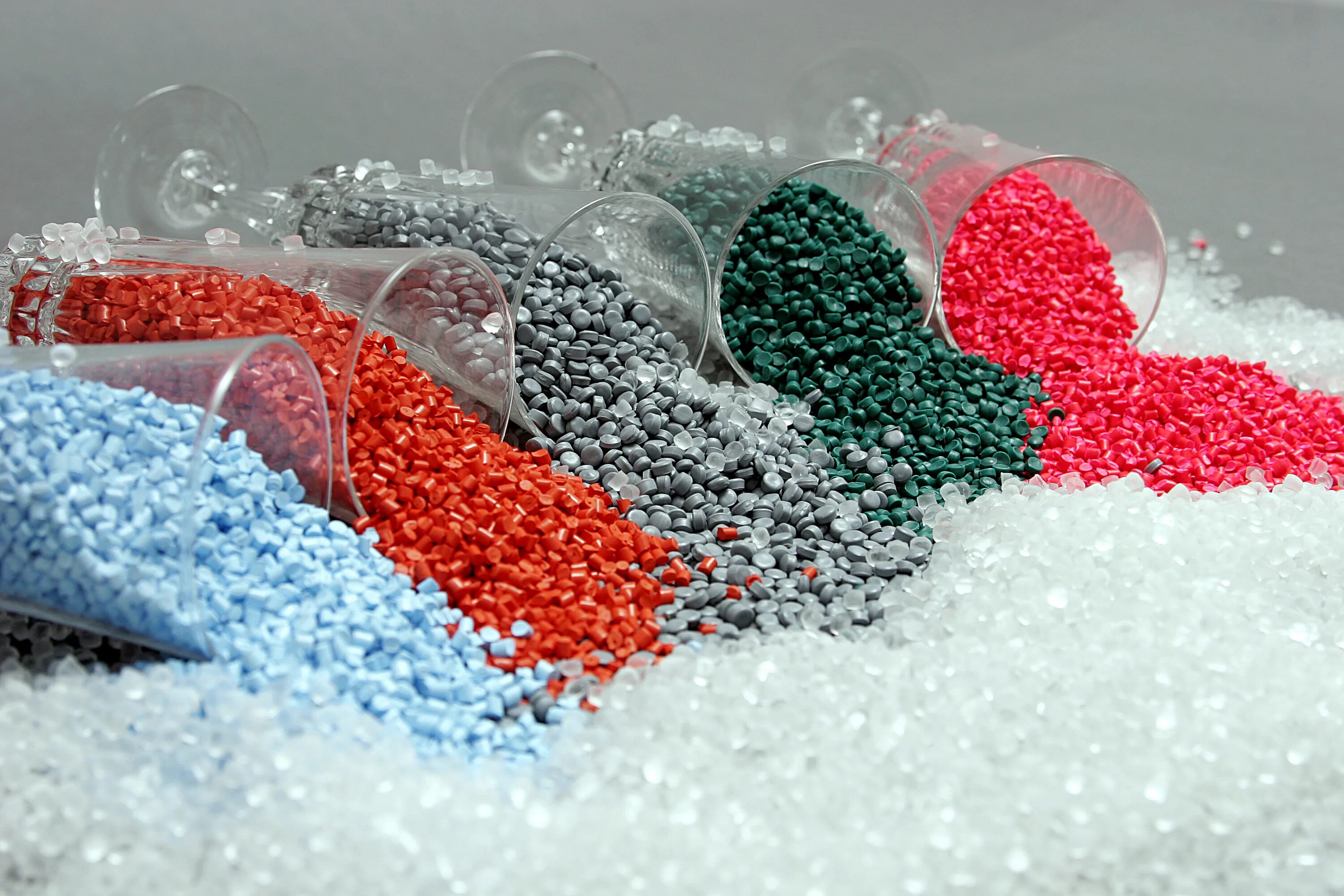 полимерные гранулы. реактопласт пропилен. термопластичные пластмассы (термопласты). термопластичный полимер полиметилметакрилат полиуретан силикон. полимерные гранулы.