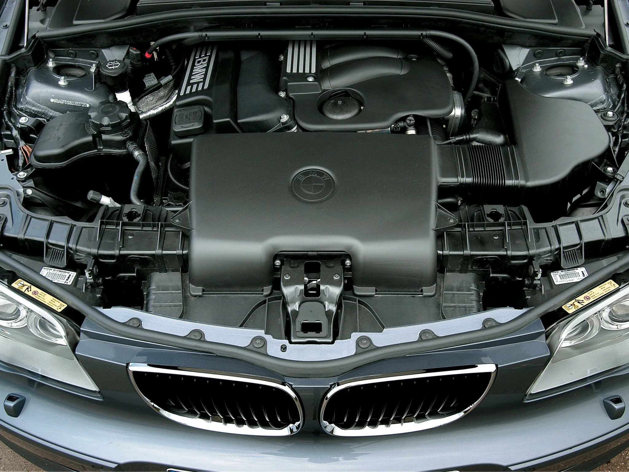 BMW e87 моторный отсек. BMW e87 под капотом. BMW 116 I мотор. БМВ 116i под капотом. М5 куда