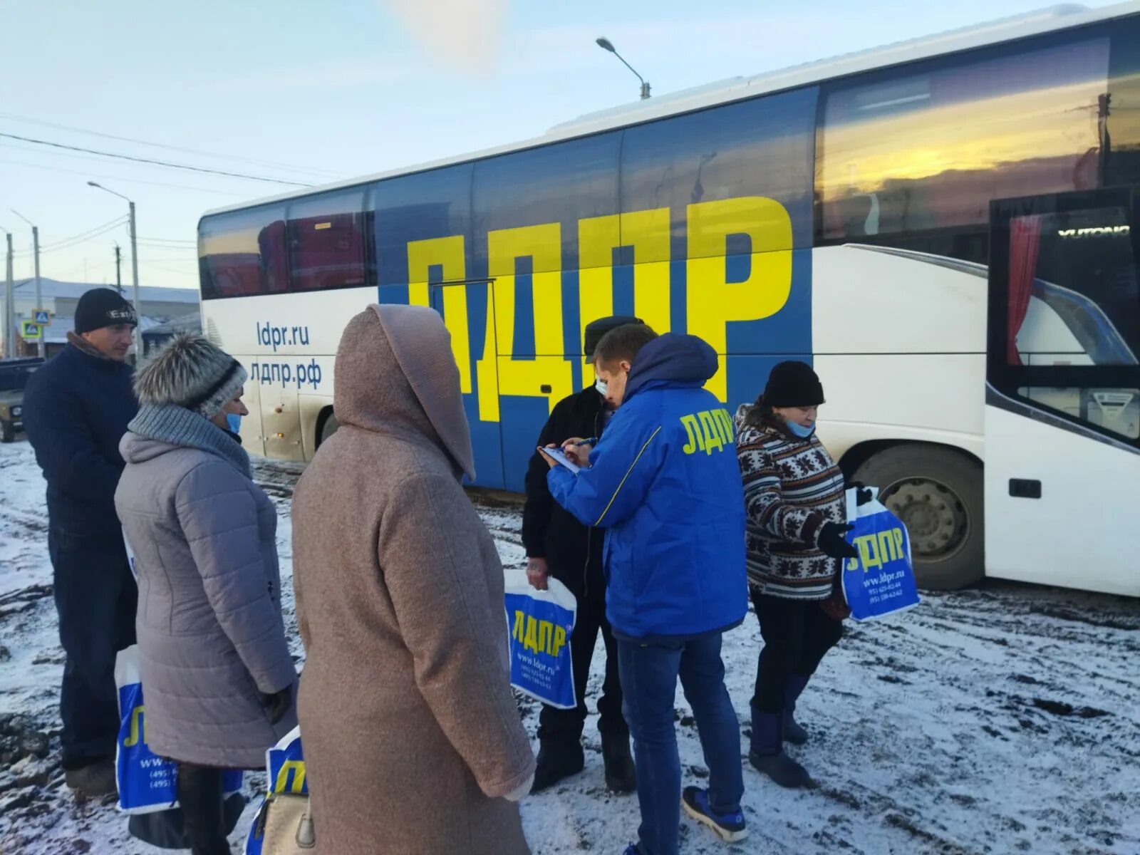 Автобус сосновоборск кузнецк. ЛДПР Кузнецк. Сосновоборск автобус. ЛДПР Пензенская область. Автобус Кузнецк.