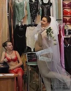 Жена примеряет
