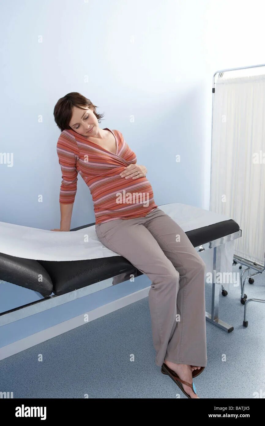 Вертикальные роды позы. Массаж в родах. Позы для вертикальных родов. Можно стоя рожать. Вертикальные роды на стульчике.