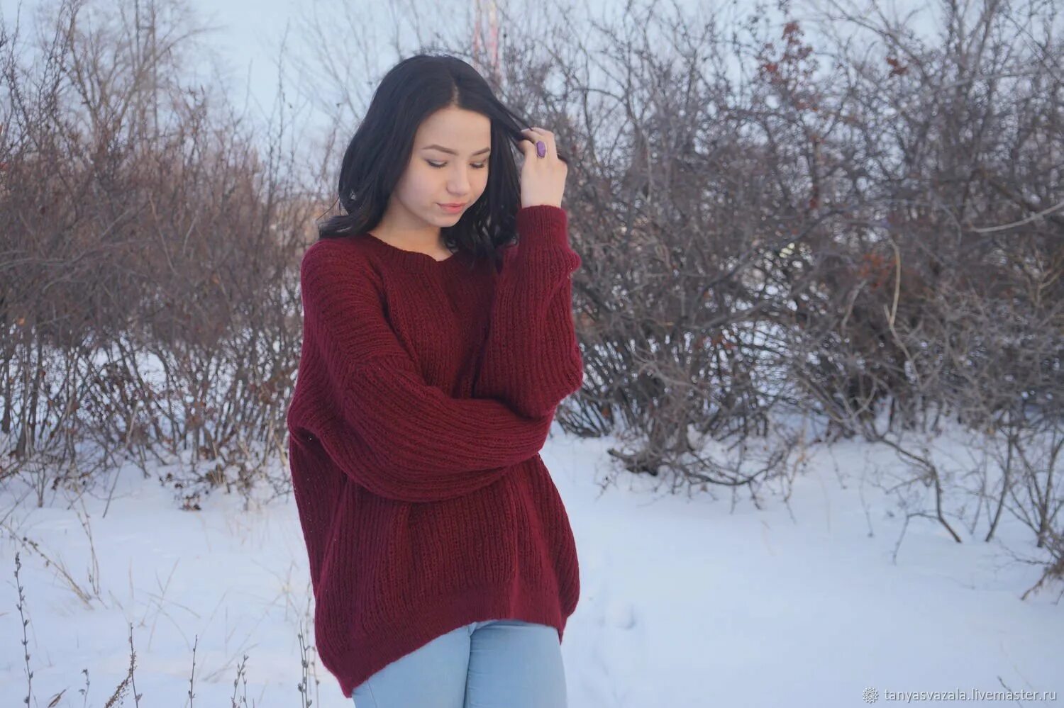 Объемный свитер. Девушка свитер оверсайз. Девушка свитер оверсайз. Свитер оверсайз 2021-2022. Платье свитер.