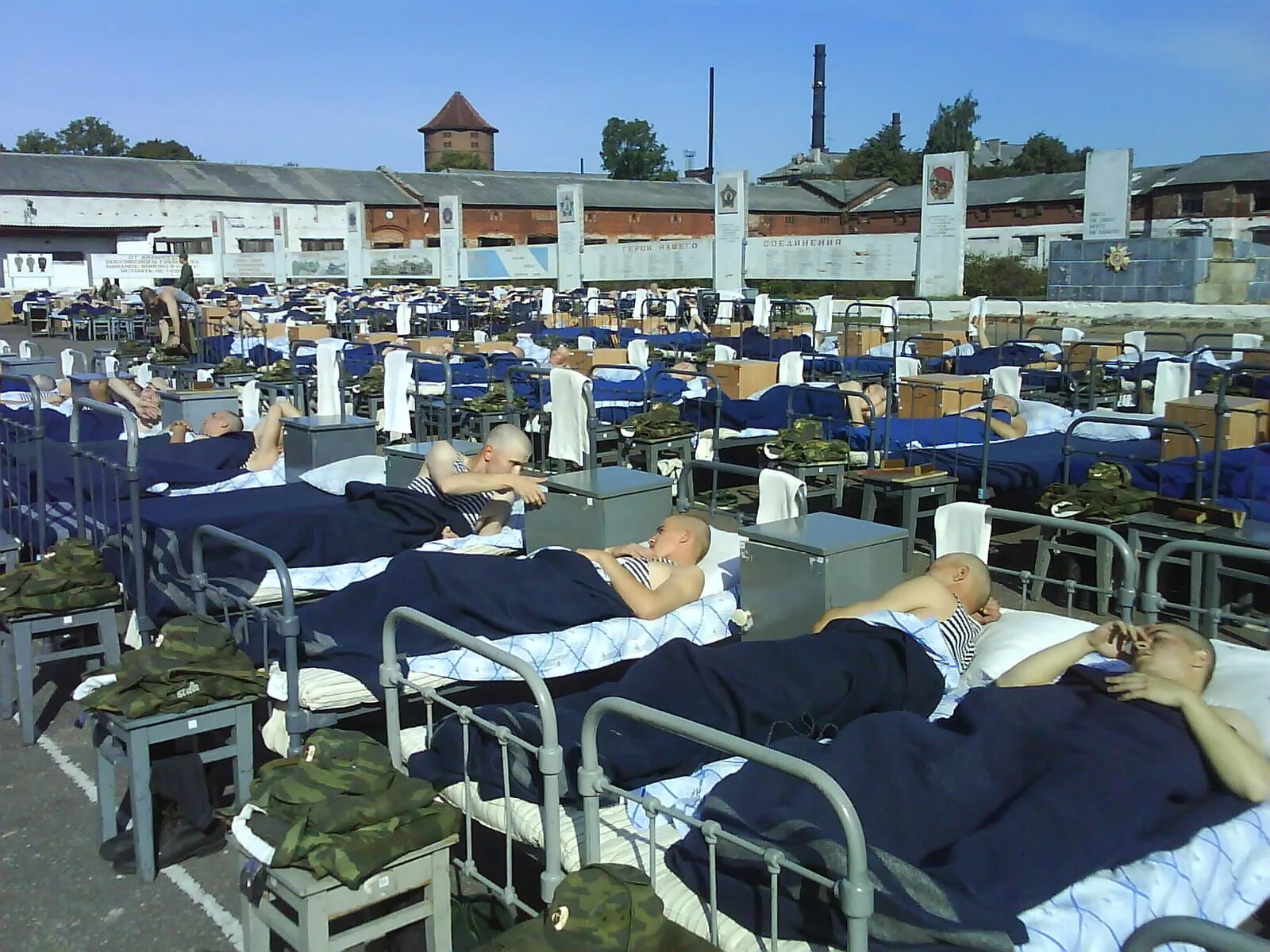 Где отбой. Казарма. кровати на плацу. отбой в казарме. отбой в армии.