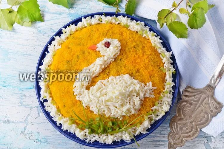 Салат лебедь с копченой курицей. Салат белый лебедь с копченой курицей и шампиньонами. Украшение лебедь для салата. Ингредиенты для салата белый лебедь. Салат лебедь.