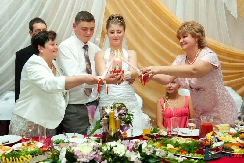 Передача жениха невесте. Семейный очаг на свадьбу. Обряд зажжения семейного очага на свадьбе. Родители жениха и невесты. Церемония передачи семейного очага на свадьбе.
