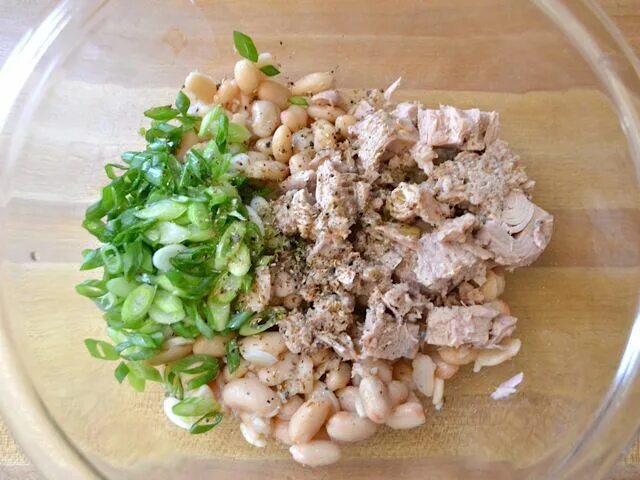 Салат курица белая фасоль. Салат с белой фасолью. салат с белой фасолью консервированной. салат из тунца и фасоли. салат с фасолью и консервами рыбными.