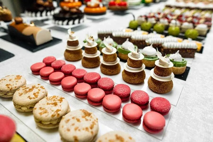 Кондитерская промышленность. Готовка торта. Производство кондитерских изделий торты. Кондитерских изделий. Производство кондитерских изделий торты.