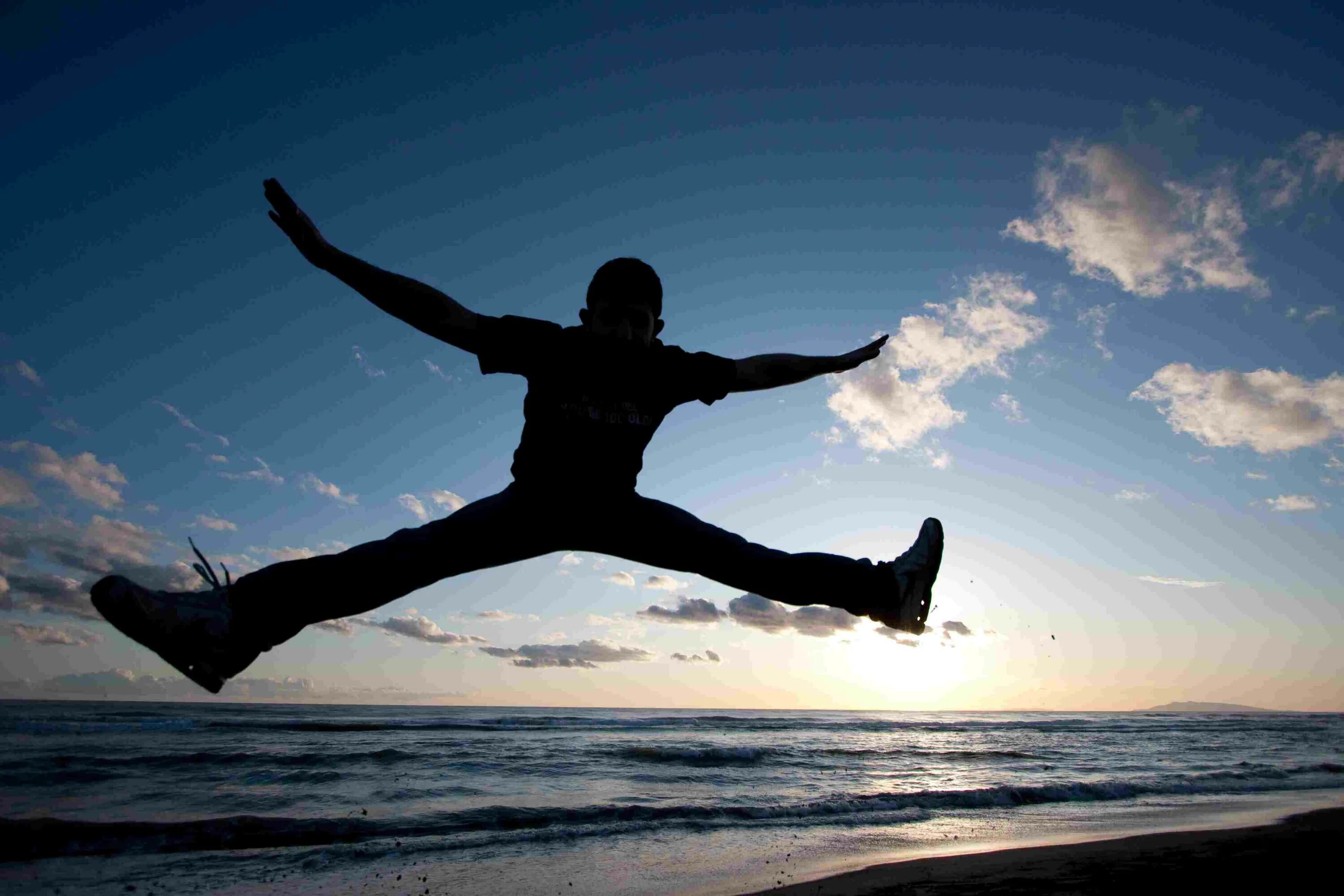 Expecting to fly. Человек в прыжке. focus on your dreams. freedom from want. fly картинка.