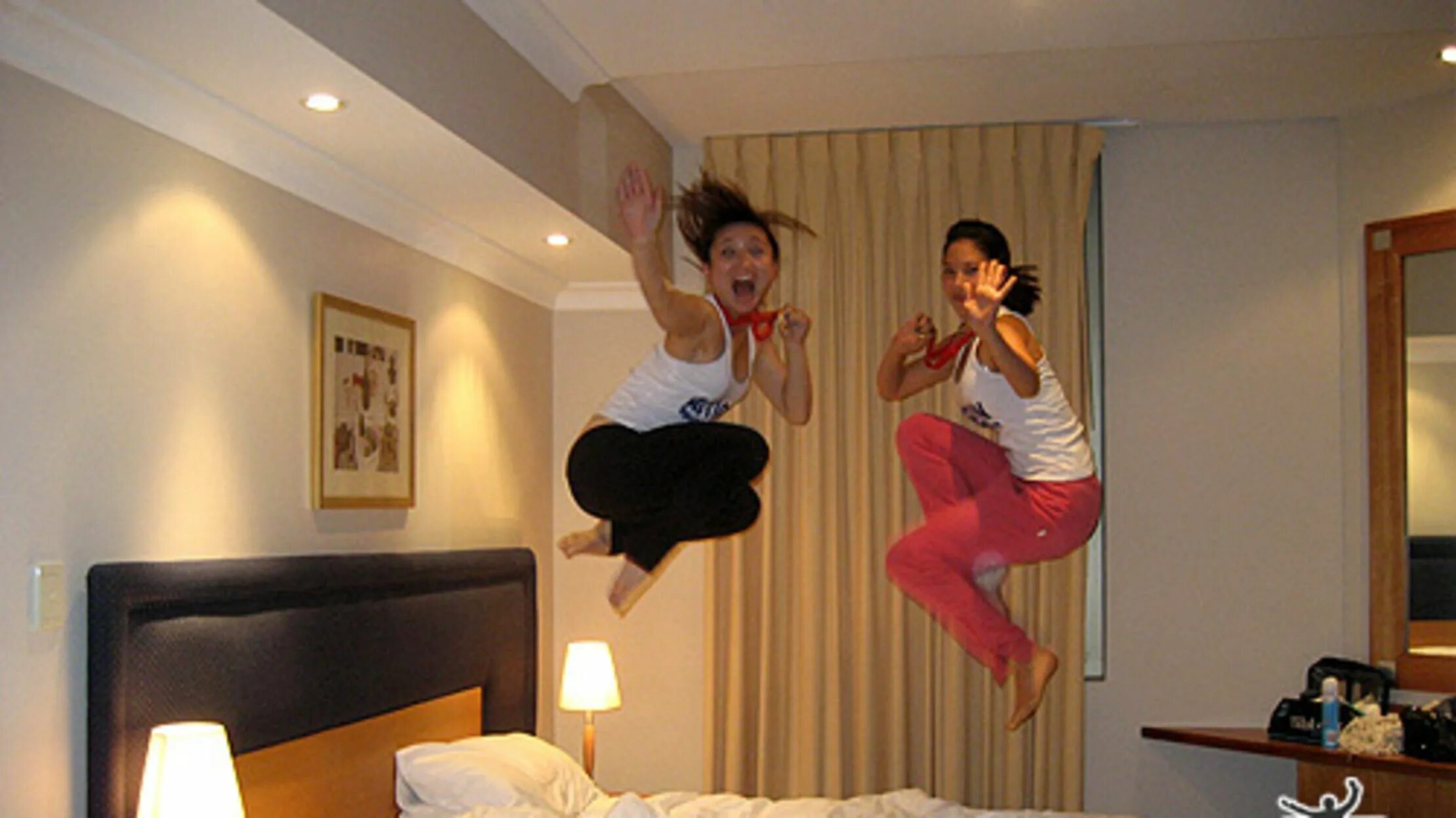 Баба прыгает на мужика. Прыжок на кровать в отеле. Прыгать на кровати в отеле. Девушка прыгает на кровати.