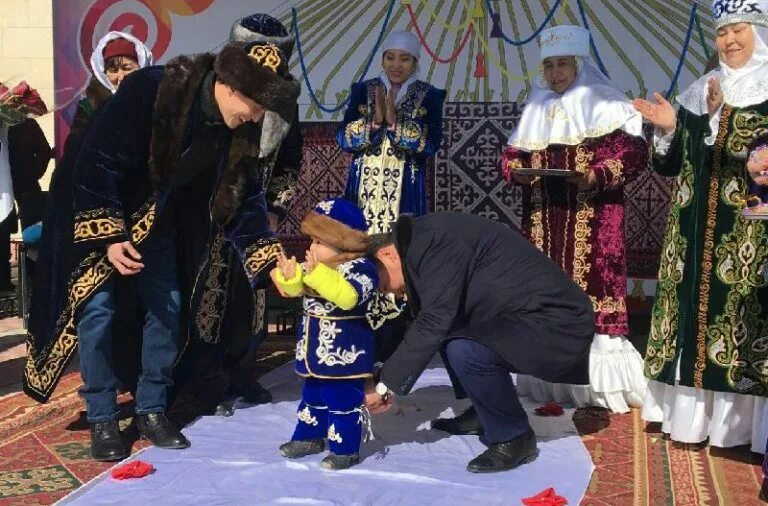 Традиция тусау кесер. Казахский обряд тұсау кесу. Обряда тушоо кесуу. Кыргызские обычаи "тушоо кесуу ".