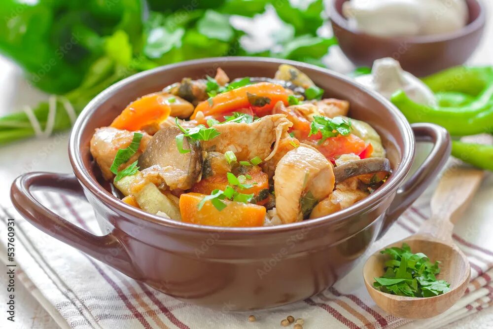 Приготовить мясо с овощами в мультиварке. Курица тушеная с овощами. мясное рагу с овощами. куриное рагу. куриное филе тушеное с овощами.