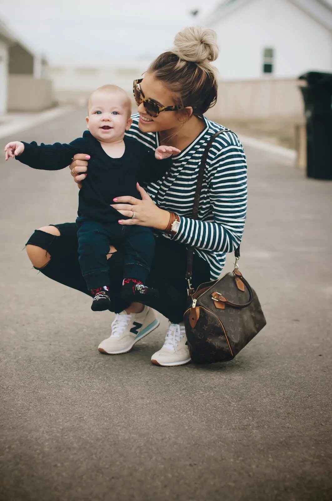 См мам ростов. Фотосессия мама в пиджаке и малыш. Фотосессия мама с сыном в белых рубашках. Рост мамочки.
