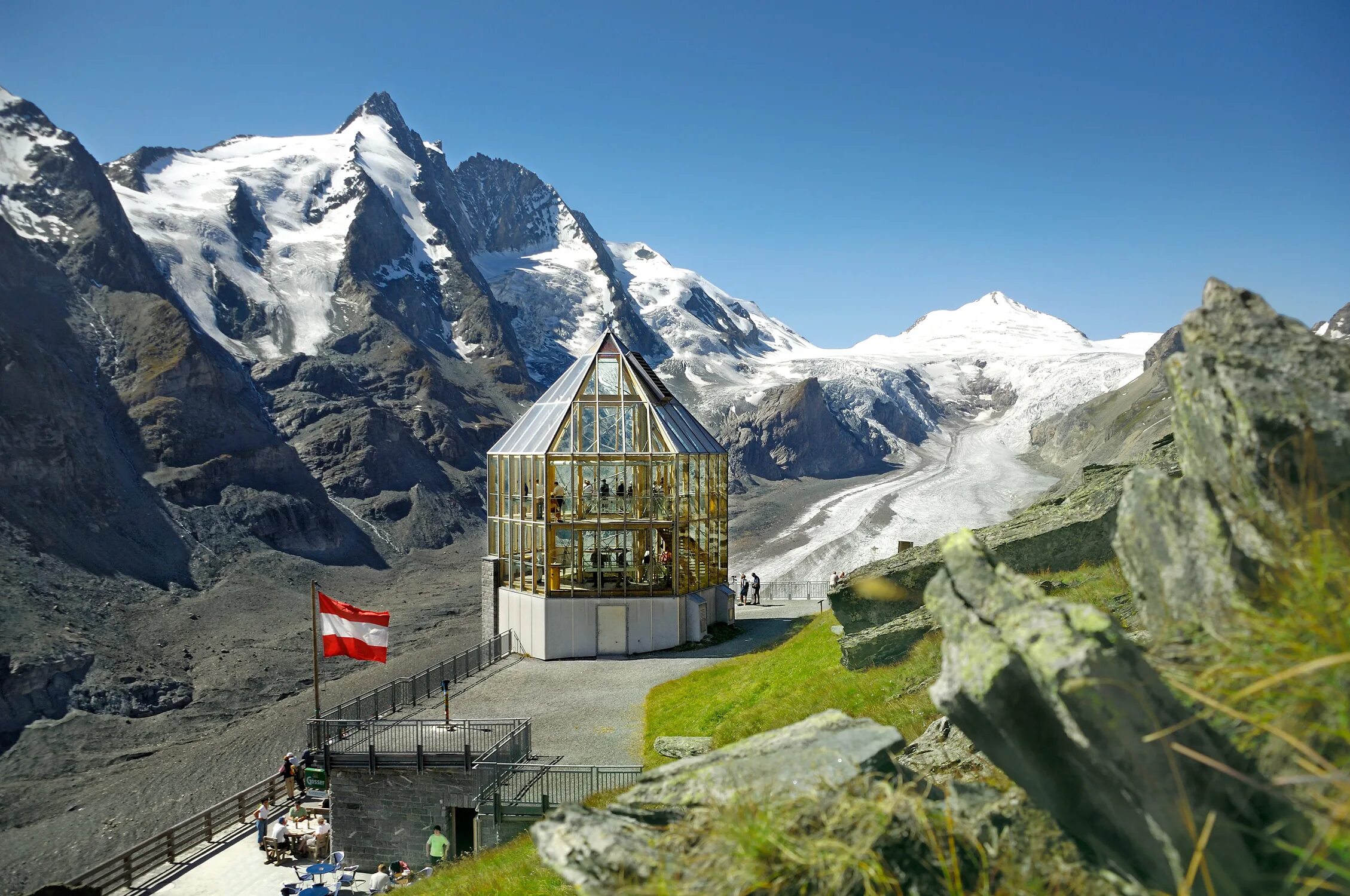 The highest mountain in europe. Гора Гросглоккнер Австрии. Альпы Австрия Гросглокнер. Гроссглокнер Хохальпенштрассе. Высочайшая вершина Австрии - гора Гросглокнер.