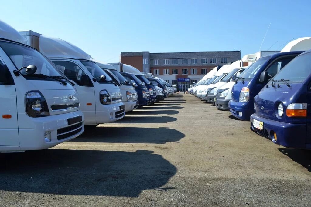рынок коммерческого транспорта. парк грузовых автомобилей. авторынок грузовых автомобилей. лизинговая компания камаз набережные челны. рынок грузовые авто.