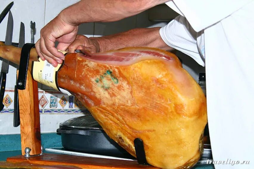 Хамон серрано и иберико. Как получить хамон. Как получить хамон. Хамон серрано нога. Хамон российского производства.