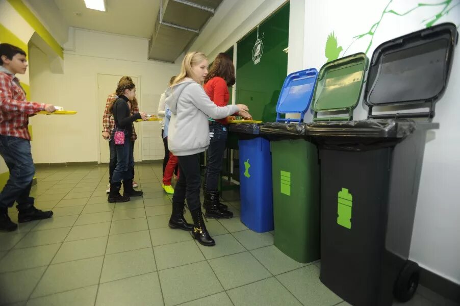 уроки по раздельному сбору мусора. раздельный сбор мусора зимой. контейнеры для раздельного сбора мусора в школе. раздельный сбор мусора в школе. сортировка отходов в школе.