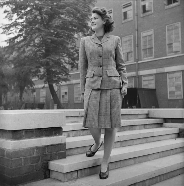 Мода 40 х. Мода англия 1940. pierre balmain 1940s. 40е-50-е годы мода в великобритании. германия мода 1940.