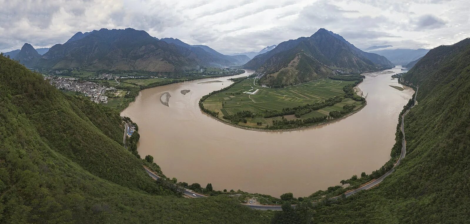 В каком направлении течет река янцзы. Река Янцзы. Янцзы Юньнань. Излучина реки Янцзы. Река Янцзы Китай.