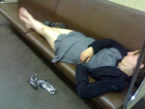 Бухую без сознания. Спящие женщины в метро.