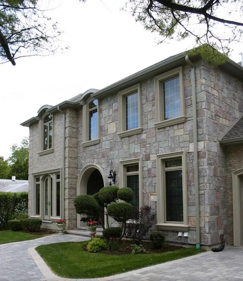 Фасад каменного здания. Фасад каменного здания. Фасады из камня для коттеджей. Отделка фасада искусственным камнем. Дом в стиле брутализм экстерьер.