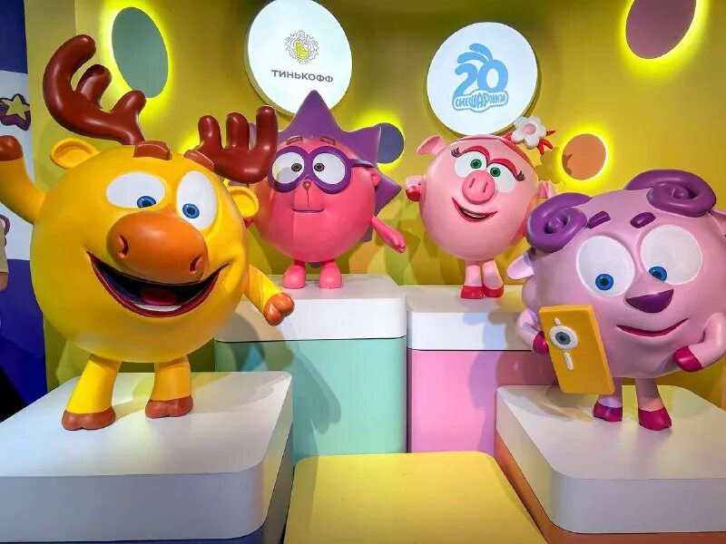 выставк «смешарики. выставка к 20 летию смешариков. смешарики выставка. смешарики искусство быть круглым выставка. музей смешариков в москве.