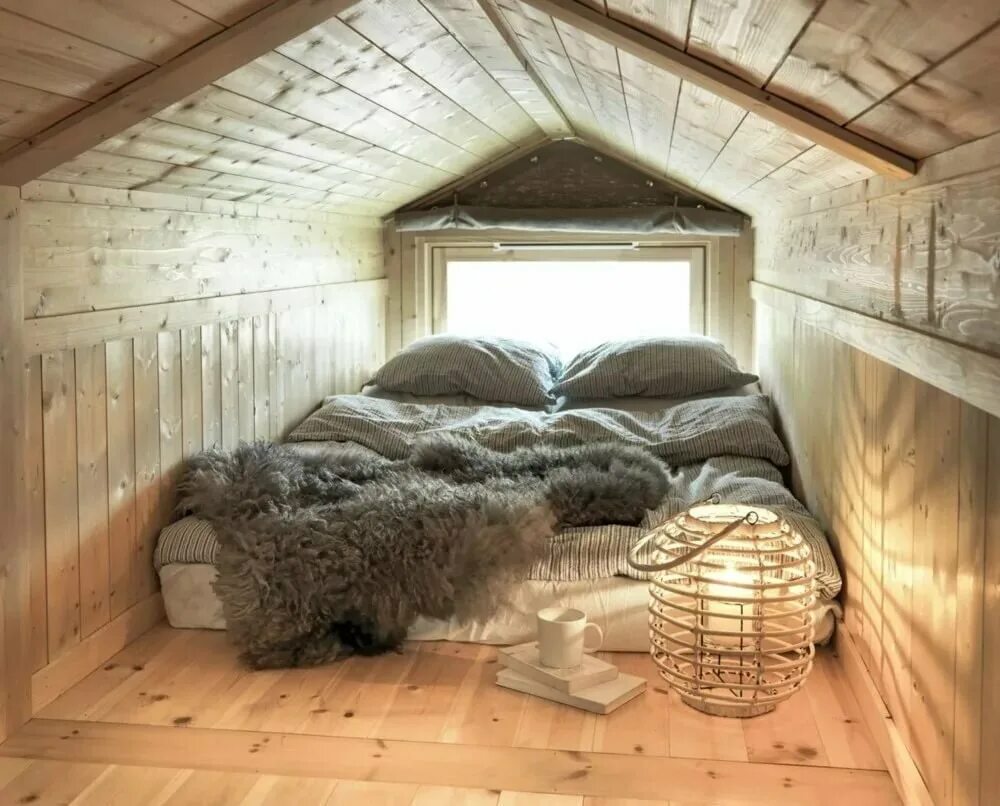 Tiny house 20 кв. Уютный деревянный домик внутри. Мини домик для семьи. Тини хаус 6х3 красный. Спальня на чердаке.