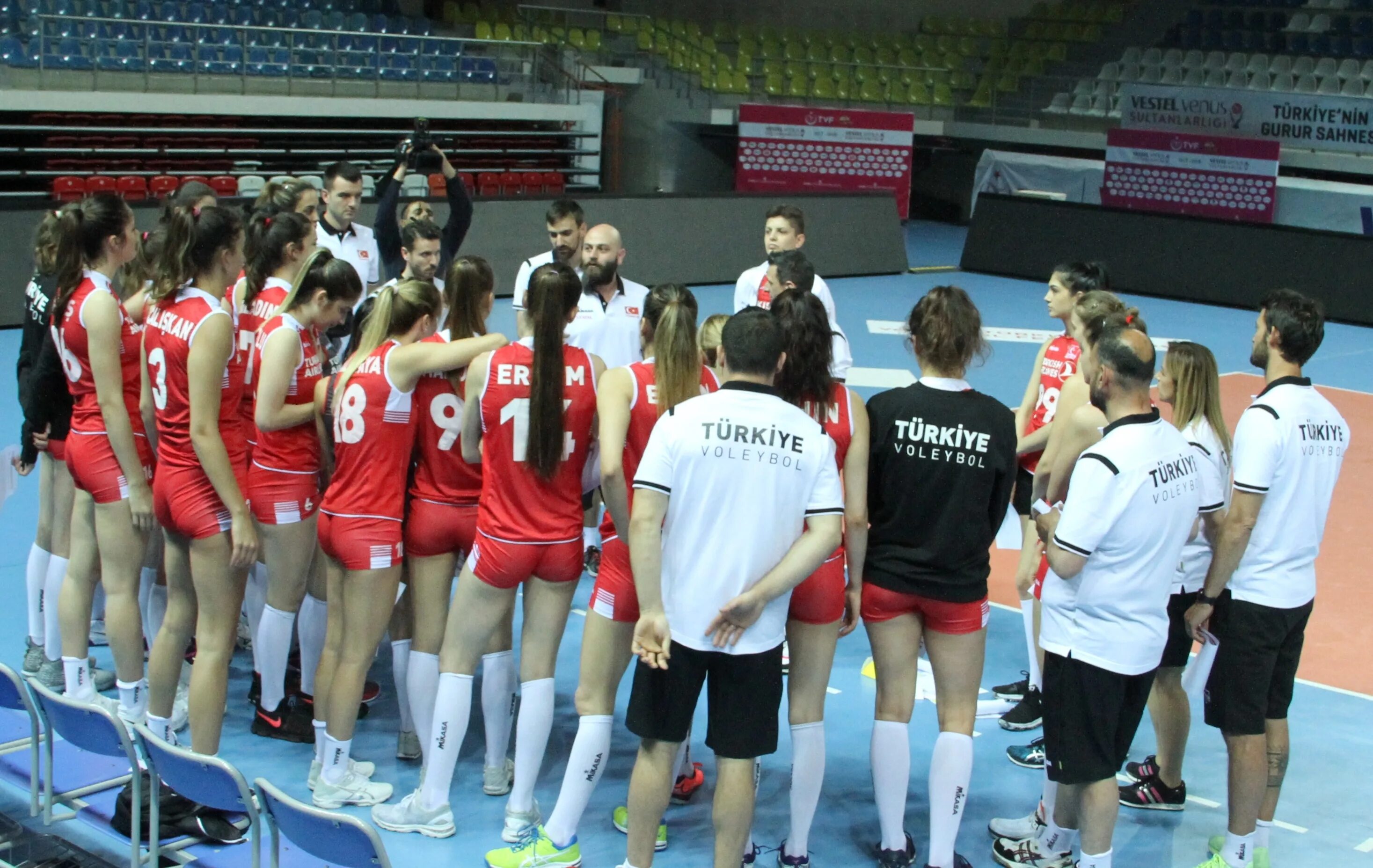 Волейбол турция 2024 год. Волейбол Турция женщины. VNL Volleyball Turkey. Дерья волейбол Турция.