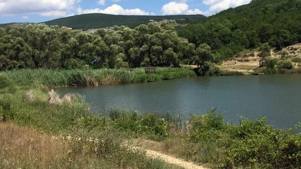 Водопад в селе родное севастополь. Озеро родное севастополь. Озеро кучки село родное. Озеро село родное. Село родное озера.