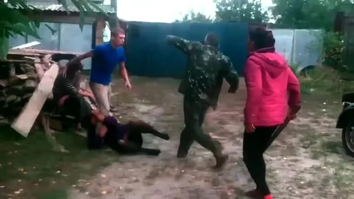 Драка в деревне. Мужики дерутся в деревне. Драка в деревне. Драка в деревне. Драка в деревне.