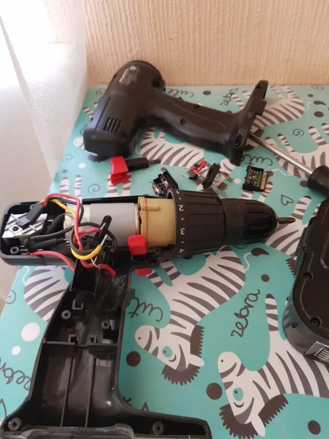Шуруповерт устройство ремонт. Practyl cs36h07 шуруповёрт. шуруповёрт makita 347 редуктор пластик. переключатель реверса шуруповерта hitachi. внутренности шуруповерта.