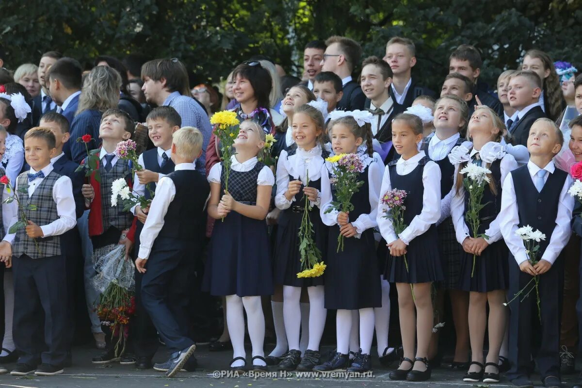 31 школа начальные классы. Линейка в школе. Школьники на линейке. Школа 1 сентября. 1 Сентября линейка в школе.