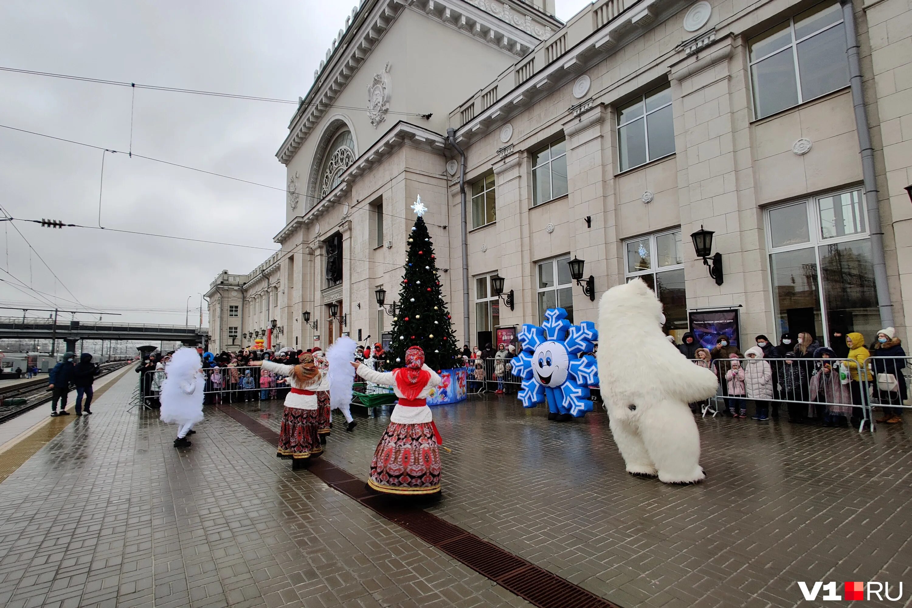 поездка на поезде. 19 человек фото. можно ли сейчас приехать в волгоград. дом полит просвящения волгоград. можно ли сейчас приехать в волгоград.