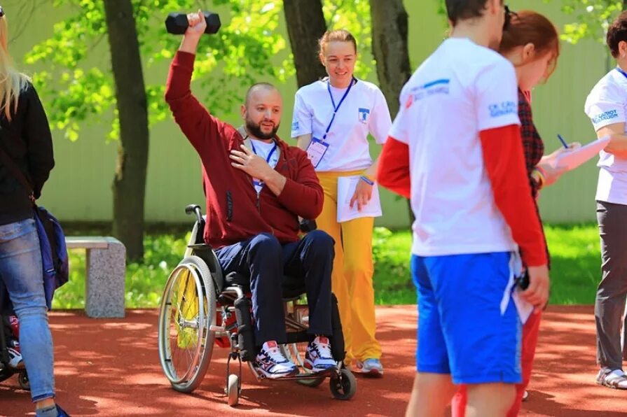 Волонтер инвалид. Спортсмены с ограниченными возможностями. спорт для людей с ограниченными возможностями. спортивные мероприятия для инвалидов. физкультура для людей с ограниченными возможностями.
