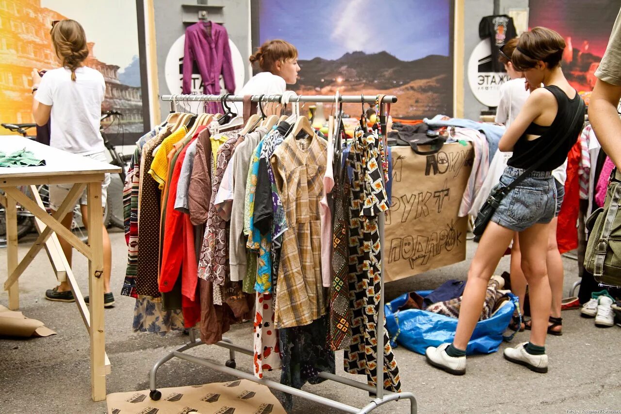 Сток одежда. Продавец одежды. Сток одежда. Фон для торговли одеждой. Магазин одежды сток.