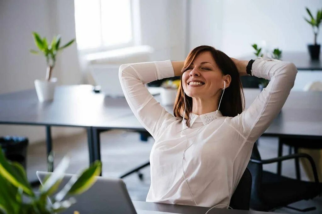 Где можно расслабиться. Повседневные стрессы для людей. Женщина в воздушном офис. Работа в офисе. Воздух в офисе картинка.