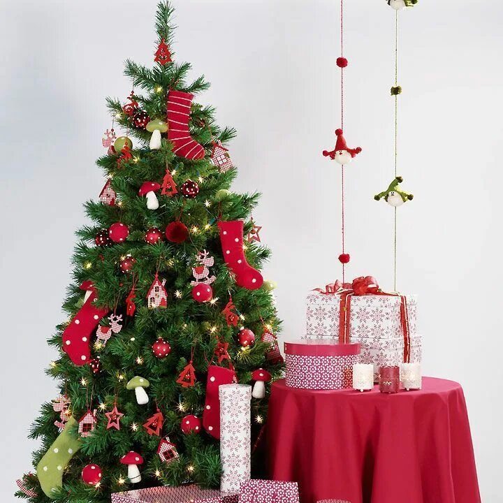 с какими цветами сочетается красная елка. красивая елка. украшение елки. красная елка. елка в красно белом стиле.