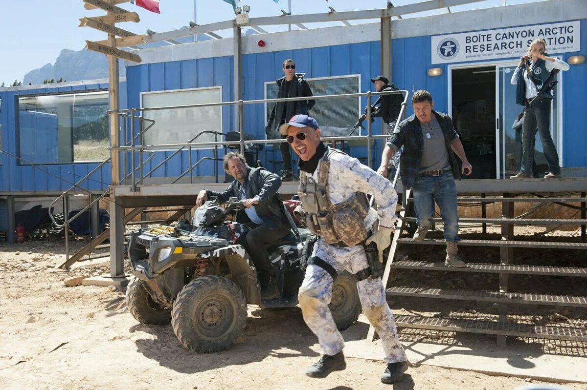 (tremors-6). Дрожь земли холодной день. Дрожь земли берт гаммер. Дрожь земли 2018. Дрожь земли холодной день.