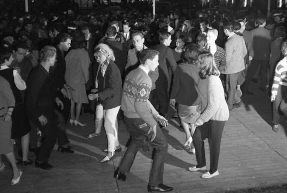 Танцплощадка 60-е годы ссср. 70-е танцы ссср. Стиляги в ссср 50-е. Дискотека в стиле ретро. Дискотека 60х 70х.