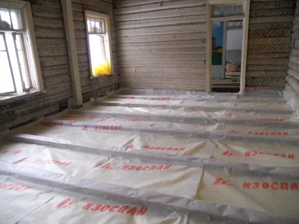 Изоспан d гидроизоляция полов. Изоспан для чернового пола. Черновой пол изоспан. Изоспан на черный пол. Пароизоляция под утеплитель на пол.