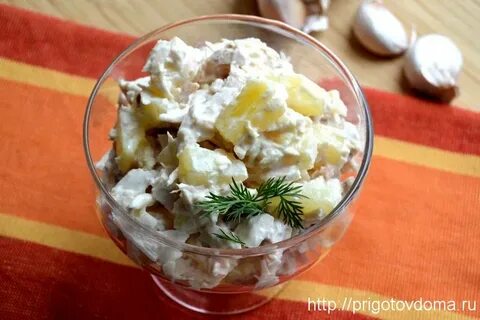 Салат с ананасом курицей и маринованным луком